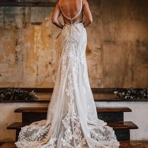 Exquisite Lace Bridal Gown in Cream